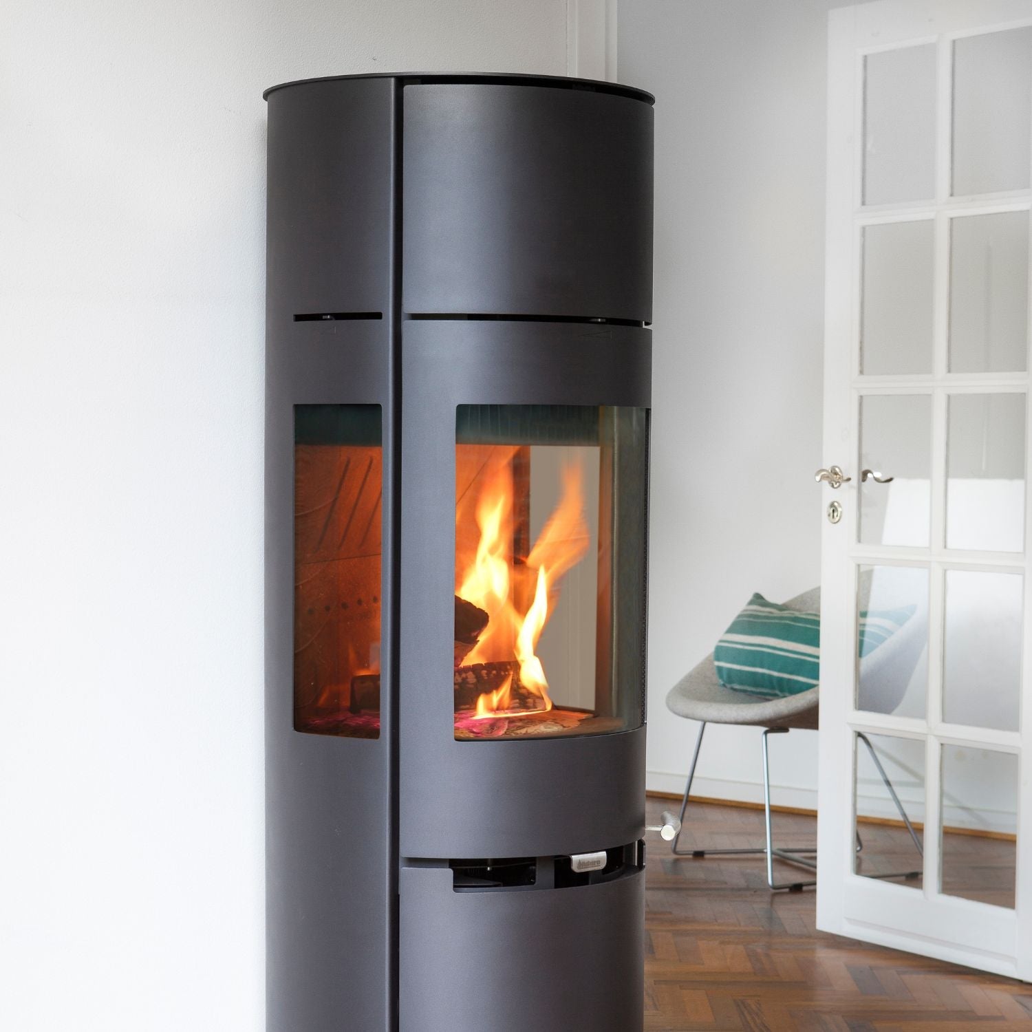 aduro-9-7-kaminofen-holzofen-150cm-mit-speichersteinen-holzlager image 3
